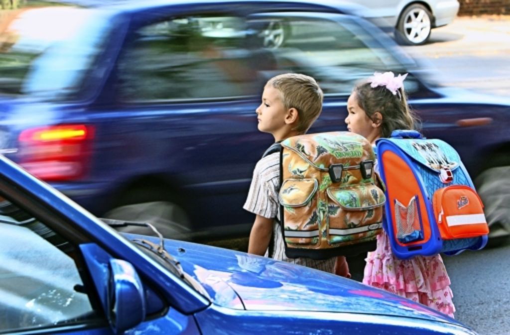 Augen auf: Das Fahrverhalten von Eltern, die ihre Kinder zur Schule bringen, birgt Gefahren für andere Kinder. Ein Degerlocher ärgert sich maßlos. Foto: dpa