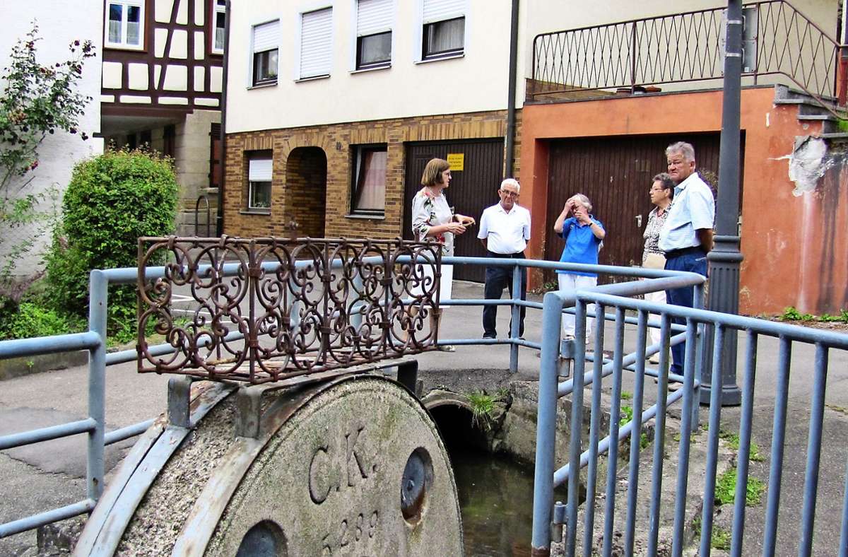 Gudrun Berberich (links im Bild) informierte über die Geschichte der alten Gasthäuser in Waldenbuch. Foto: Claudia Barner