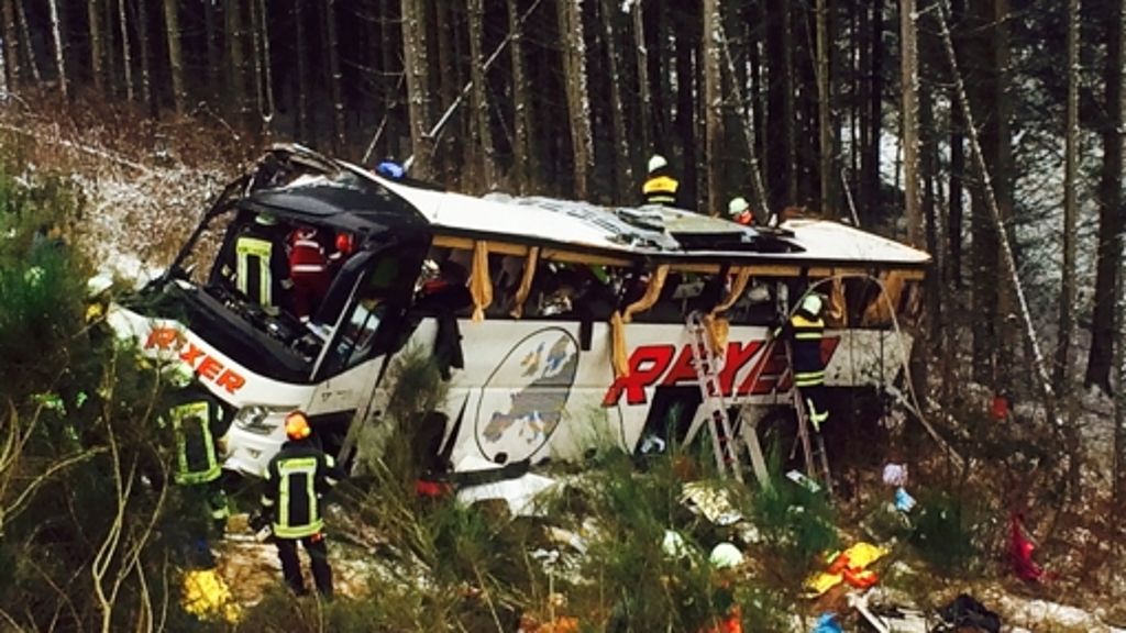  Ein Bus eines Calwer Reiseunternehmens, in dem sich unter anderem Senioren aus dem Raum Mannheim/Heidelberg befunden haben, ist am Dienstag auf der Autobahn 4 in Osthessen verunglückt. Vier Menschen sind dabei gestorben, mehr als 40 wurden verletzt. 