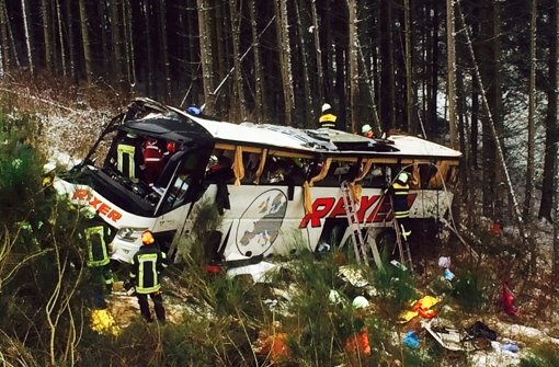 Vier Tote und mehr als 40 Verletzte sind die Bilanz eines schweren Busunfalls, der sich am Dienstag auf der A4 in Osthessen ereignet hat.  Foto: dpa