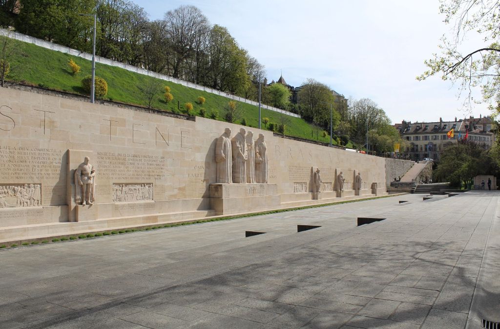 Die Stadt Genf spendierte 1909, zum 400 Geburtstag des Reformators, Jean Calvin ein monströses Denkmal. Die Reformationsmauer erstreckt sich über beeindruckende 100 Meter entlang des ehemaligen Befestigungswalls am Fuß des Altstadthügels.