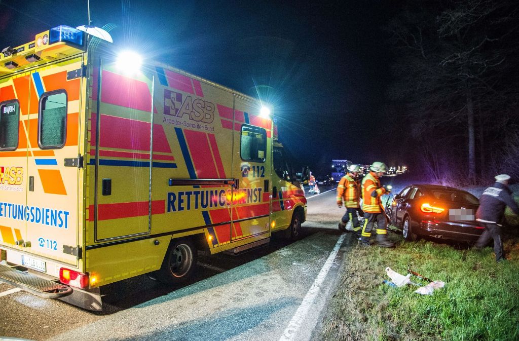 Die KIA-Fahrerin wurde durch den Aufprall schwer, aber nicht lebensbedrohlich verletzt und war zunächst in ihrem Wagen eingeklemmt. Sie wurde durch die Feuerwehr Mundelsheim befreit und durch den Rettungsdienst in ein Krankenhaus gebracht.