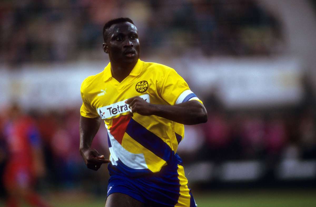 Eintracht Frankfurt: In den 90er Jahren hatten die Bundesligisten plötzlich das mehr oder weniger prächtige Farbenspiel für sich entdeckt. Anthony Yeboah trug das bunte Tetra-Pak-Trikot der Eintracht im Bild 1994.