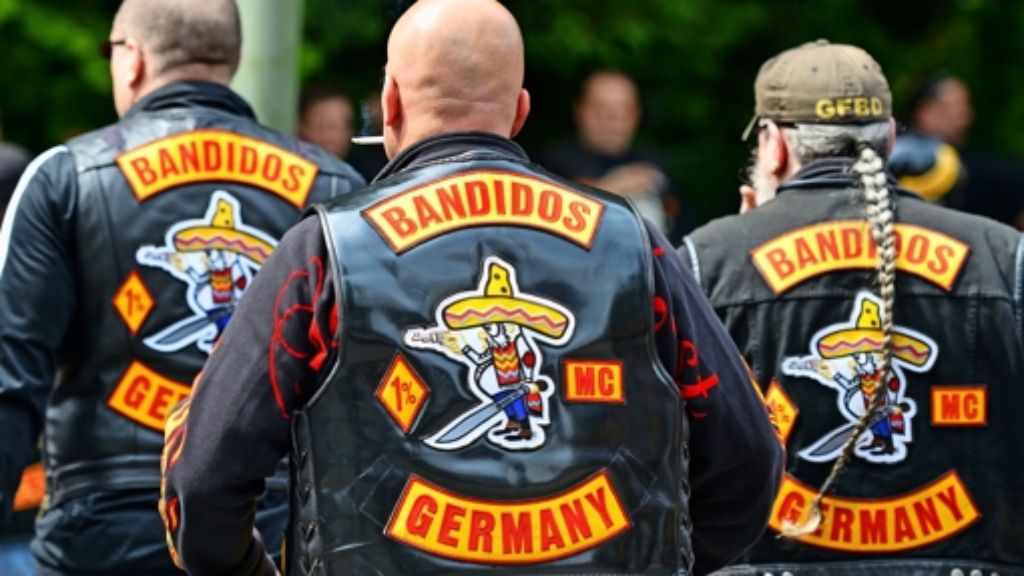  Ein Mitglied des Motorradclubs Bandidos steht in Ulm vor Gericht. Dem 46-Jährigen wird versuchter Mord vorgeworfen. Dieser soll vor etwa drei Jahren versucht haben, den Präsidenten der verfeindeten Gruppierung Rock Machine MC zu töten. 