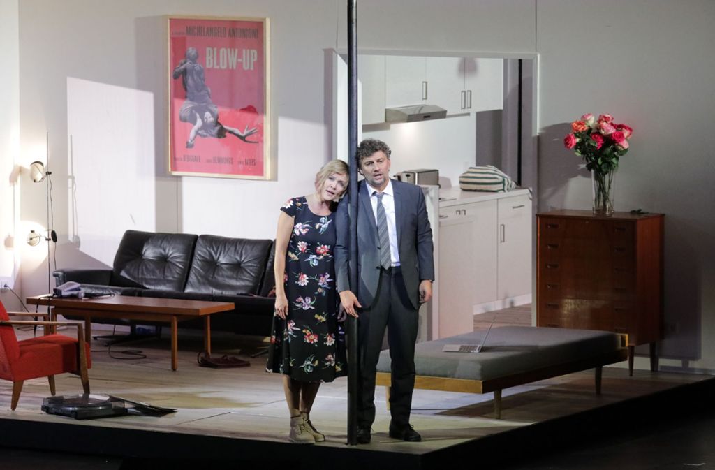 In der Wohnung kommen sich Paul (Jonas Kaufmann) und Marietta (Marlis Petersen) näher.