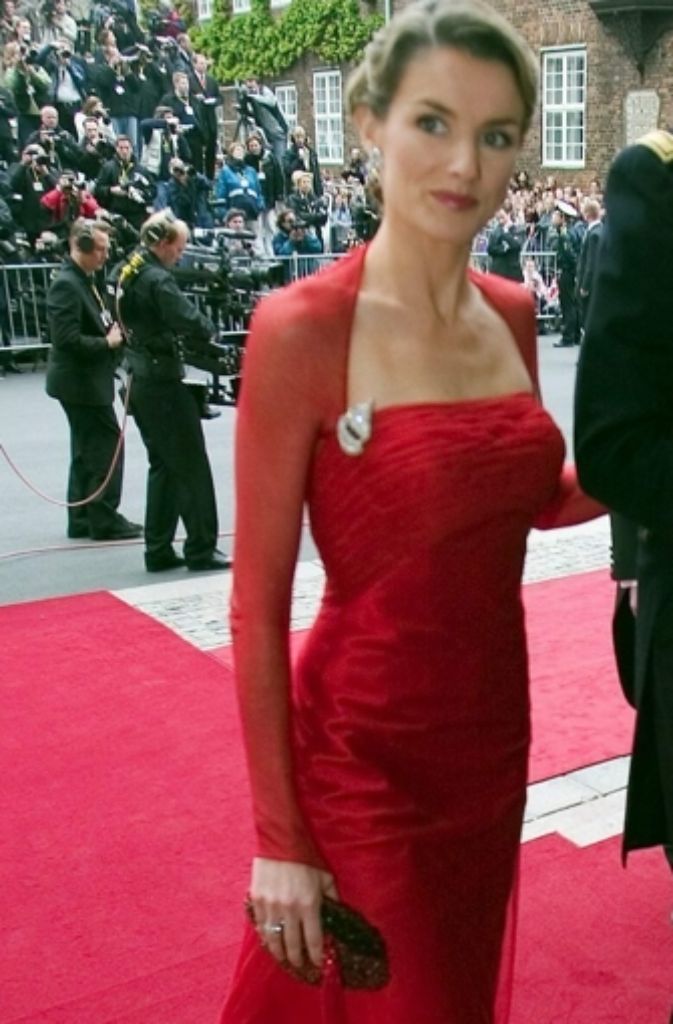 Die Lady in Red ist nicht nur bildschön, sondern auch Königin von Spanien: Leider verdeckt das langärmelige Kleid die muskulösen Oberarme, die Letizia von Spanien (42) sich antrainiert hat.
