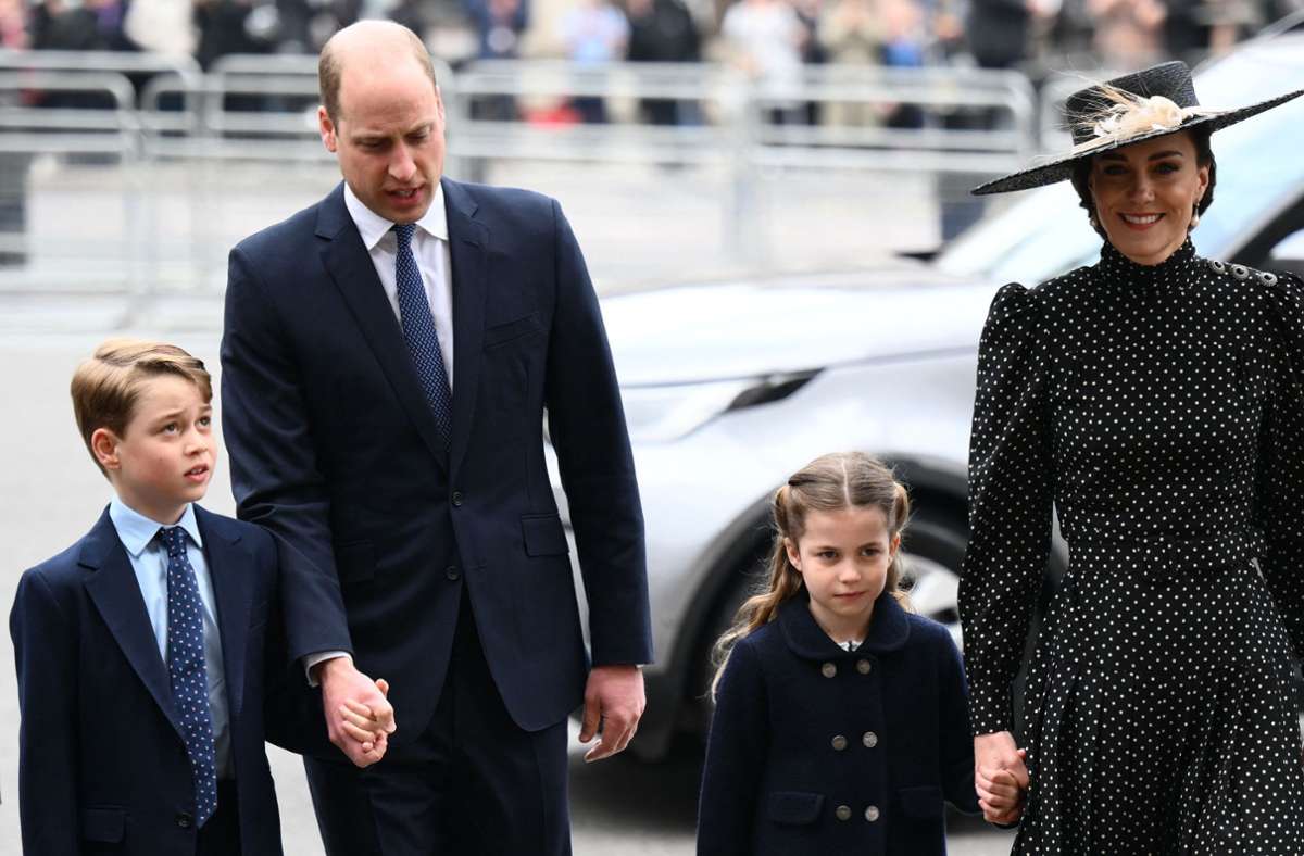 Prinz William und Herzogin Kate kamen mit ihren beiden älteren Kindern, Prinz George und Prinzessin Charlotte.