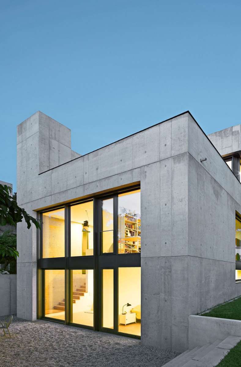 Auch wenn manche Menschen Beton „ungemütlich“ finden – die Bauherren wünschten sich ein Haus in einer radikal schlichten Anmutung und schätzen Beton. Die Jury eines renommierten Architekturpreises Hugo Häring war ebenfalls begeistert und zeichnete das Haus mit einem Preis aus.