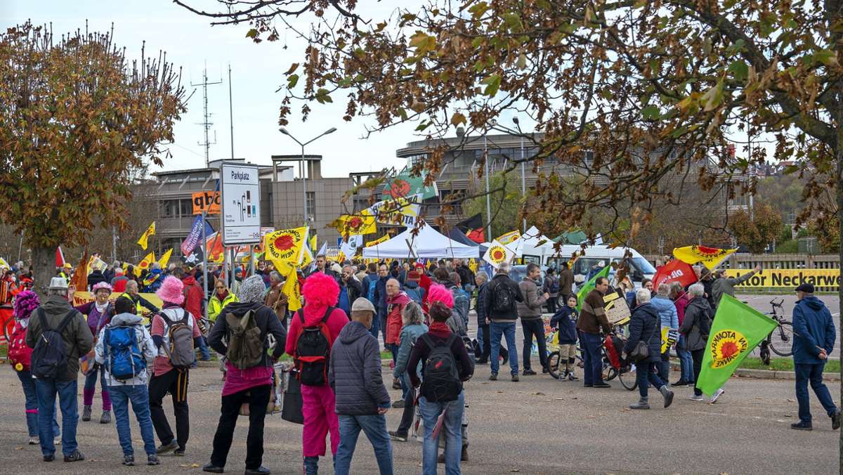 Protest bei AKW Neckarwestheim: Mehrere Hundert Menschen bei „Abschalt-Demo“