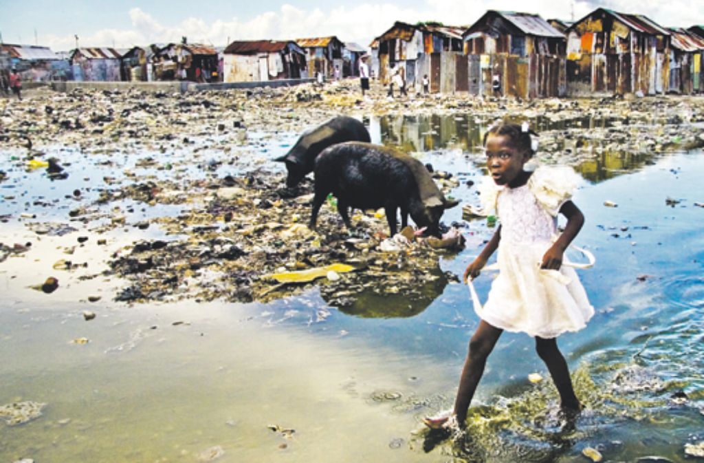Armut, Gestank, Schmutz: Ein junges Mädchen läuft durch Cité Soleil, den größten Slum der haitianischen Hauptstadt Port-au-Prince. Foto: DPA