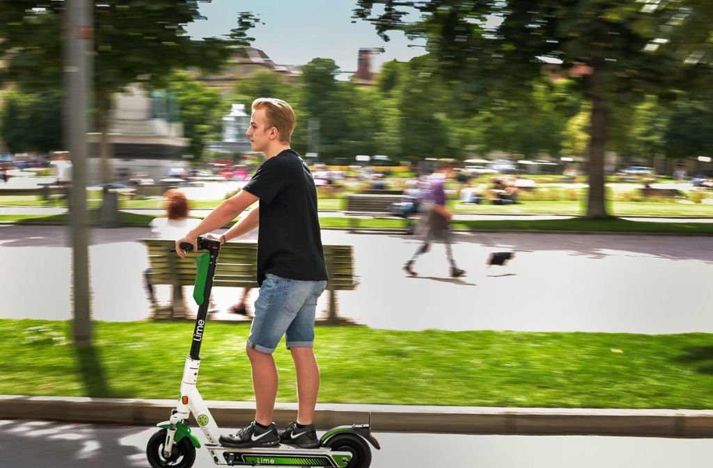 Zügig über den Schlossplatz: ein E-Roller-Fahrer in Stuttgart Foto: Lichtgut