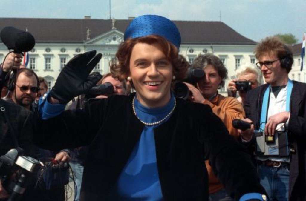 Als Königin Beatrix schrieb Hape Kerkeling 1991 TV-Geschichte. Für den österreichischen Rundfunk ORF wird der Entertainer nun live vom Thronwechsel in den Niederlanden berichten. Foto: dpa