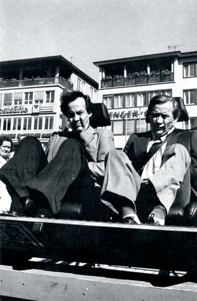 Auf dem Stuttgarter Marktplatz 1974 macht Oberbürgermeister Manfred Rommel (links) zusammen mit Lutz Gosepath vom Automobilclub ACE Werbung für den Sicherheitsgurt.