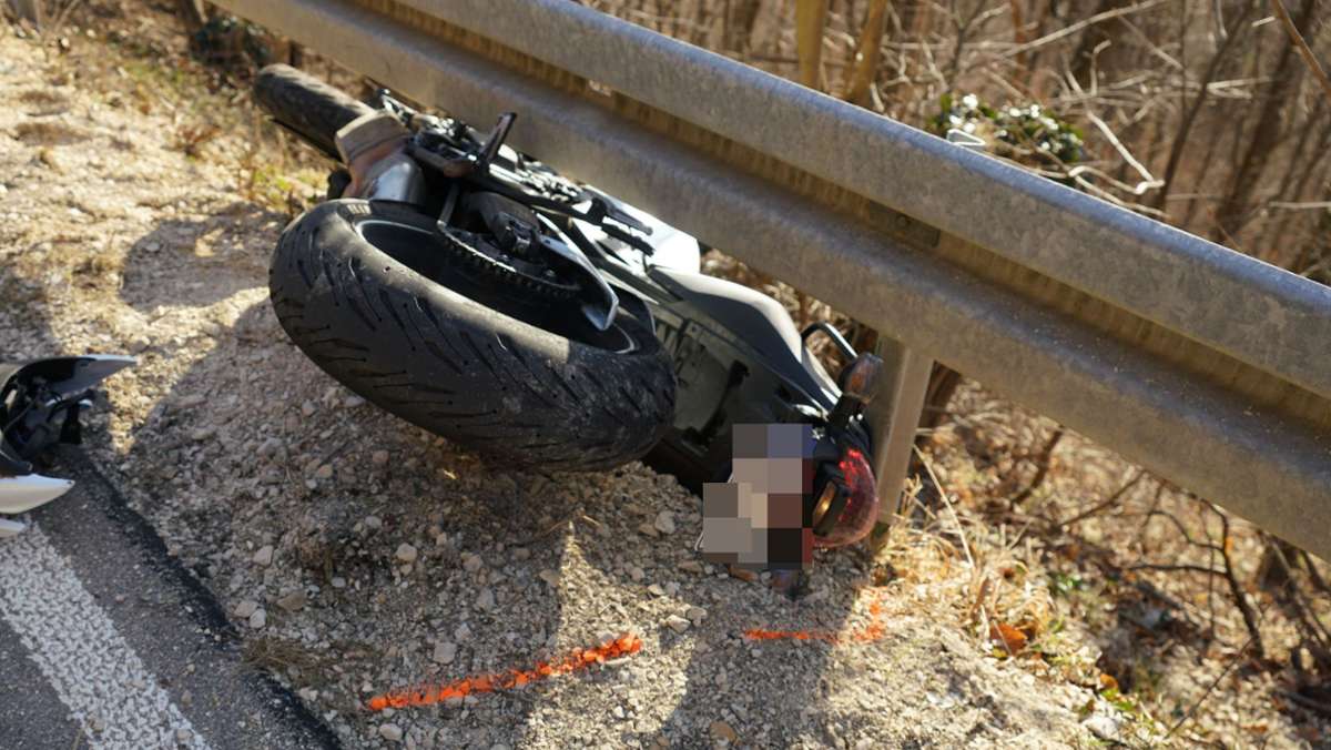 Neidlingen im Kreis Esslingen: Motorradfahrer stirbt nach Unfall auf Landstraße