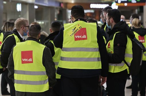 Bundesweit legen Sicherheitskräfte die Arbeit nieder – hier am Flughafen Köln/Bonn. Foto: dpa/David Young