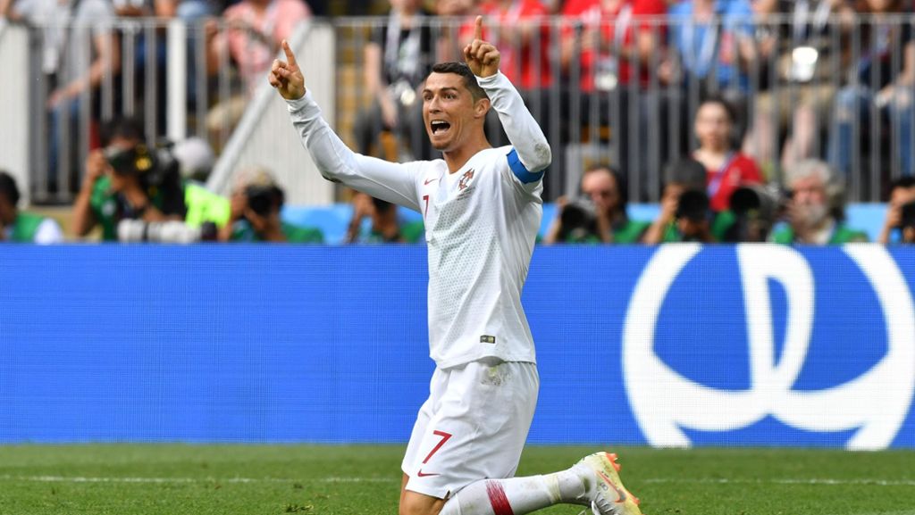  Superstar Christiano Ronaldo hat die portugiesische Nationalmannschaft mit seinem vierten Turniertor zum Sieg geschossen. Dagegen scheidet Marokko nach der zweiten Niederlage als erste WM-Mannschaft nach der Vorrunde aus. 