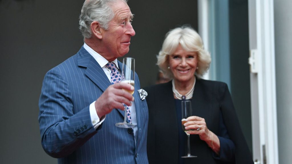  Im Rahmen ihrer Deutschland-Tour haben der britische Prinz Charles und seine Frau Camilla in Berlin eine Queen’s Birthday Party gefeiert. Rund 600 Festgäste waren dabei. 