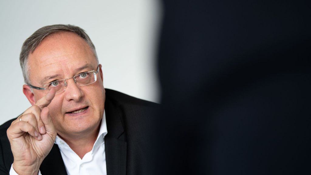  Baden-Württembergs SPD-Fraktionschef Stoch fordert entschiedenen Kampf gegen Rechts. Beim politischen Aschermittwoch kritisierte er zudem CDU und FDP für ihr Verhalten in Thüringen. 