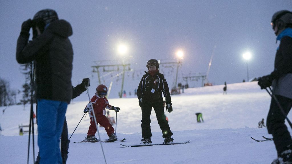  Doch, tatsächlich: In Treffelhausen können Skifahrer gerade ihrem Vergnügen nachgehen. Die Lifte sind in Betrieb, solange die Kunstschnee-Decke hält. 