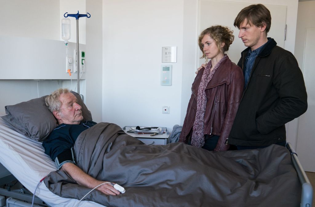 Mads (Golo Euler, r.) und seine Frau Jasmin (Cornelia Gröschel) beim Besuch im Krankenhaus bei Mads’ Vater (Michael Hanemann).