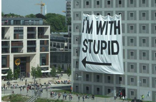 Das Banner an der Stadtbibliothek Stuttgart. Foto: Facebook/Kessel.TV