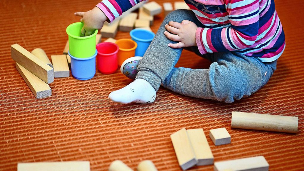  Ein Ende der häuslichen Kinderbetreuung ist derzeit nicht in Sicht. Das Stuttgarter Jugendamt hofft auf eine Öffnungsklausel bei der Notfallbetreuung. Denn der Druck bei den Familien steige. 
