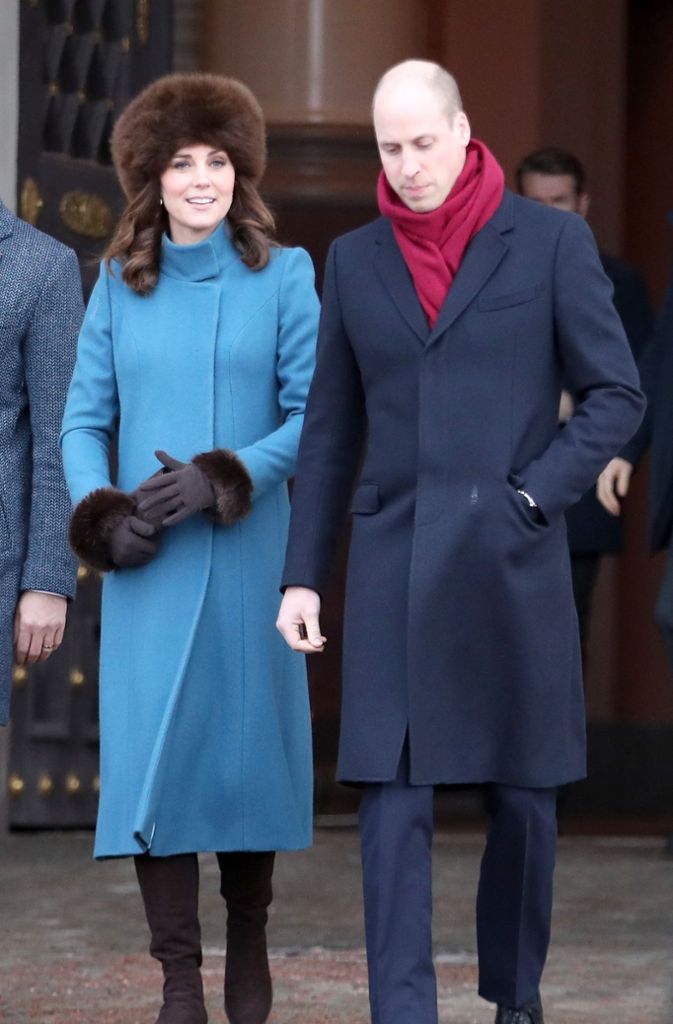 Zum offiziellen Termin wechselt Herzogin Kate das Schuhwerk. Passend zur bekannten braunen Fellmütze trägt sie nun braune Stiefel.