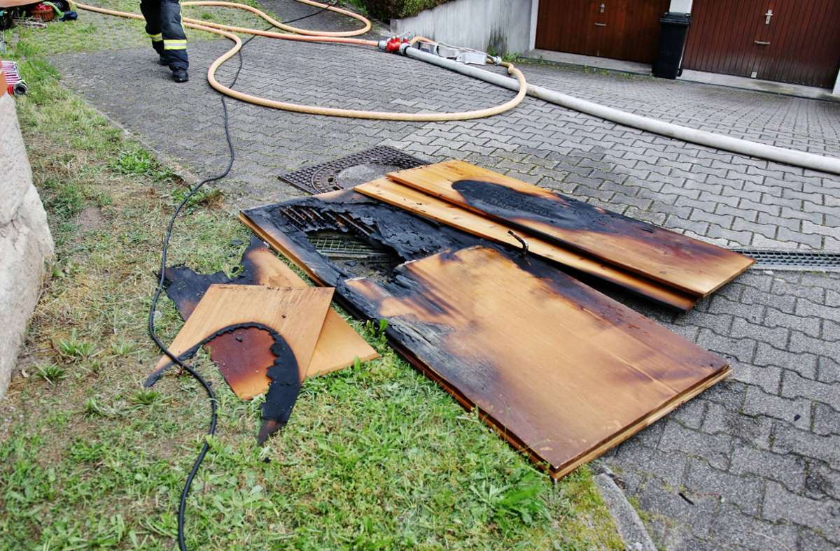 Eine Holztür neben dem Wäschetrockner hatte Feuer gefangen.