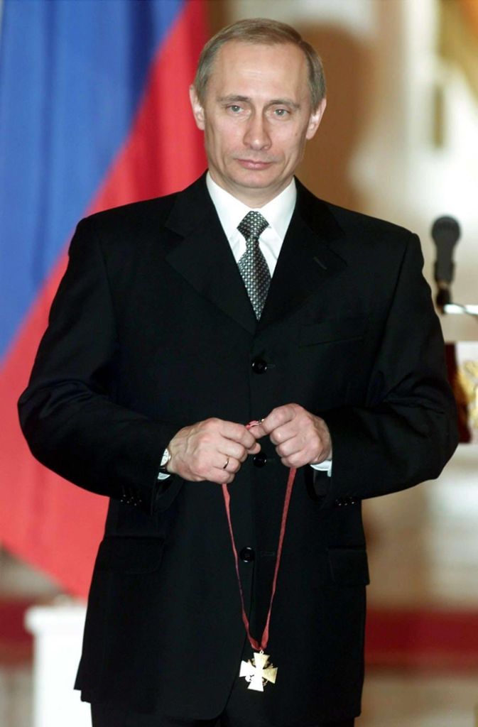 Bei den russischen Präsidentschaftswahlen wird Wladimir Wladimirowitsch Putin schon im ersten Wahlgang mit 52,9 Prozent der Stimmen zum Präsidenten gewählt. Er ist seit Mai 2000 (mit Unterbrechung von 2008 bis 2012) Präsident der Russischen Föderation.