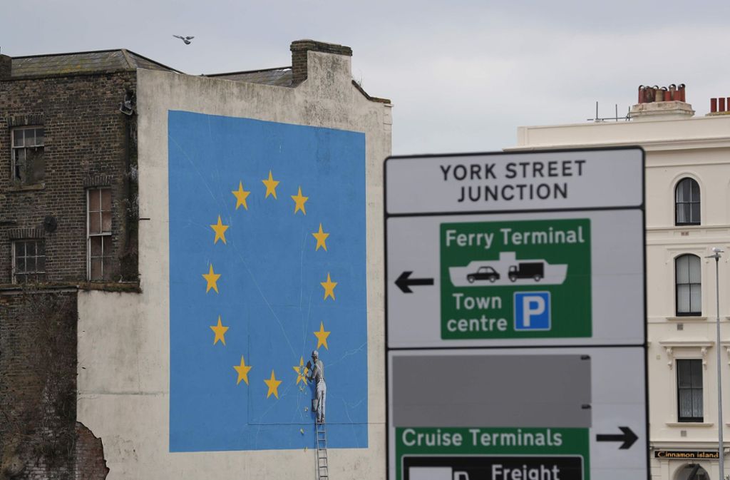 In Dover protestierte Banksy mit einer riesigen EU-Flagge gegen den Brexit. Ein Arbeiter erntfernt darin mit einem Meisel einen Stern aus der Flagge.