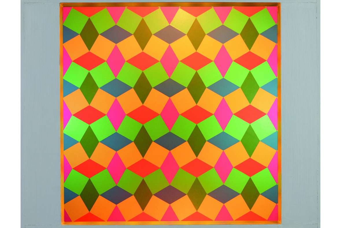 Die Wienerin Lily Greenham (1924-2001) hat ursprünglich Gesang studiert. Als Künstlerin hatte sie bald kommerziellen Erfolg mit ihren beleuchteten Holzkästen wie „Losanges et carrés en movement“ (1966), bei dem je nach Licht völlig verschiedene Farbeindrücke entstehen.