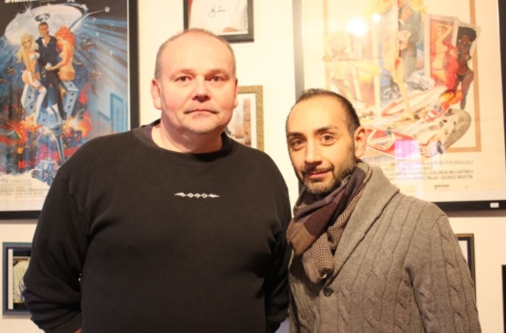 Memorabilia-Sammler Joachim Penno (links) und Ladeninhaber Ioannis Karavelidis. In der Bilderstrecke zeigen wir einen kleinen Rundgang durch die Schwabenarts-Galerie.