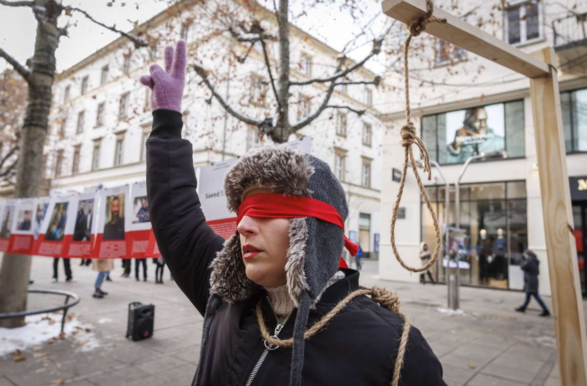 Die Mitglieder des Kollektiv „Feminists for Jina“ machen am Sonntag in der Stuttgarter Innenstadt auf die Hinrichtungen im Iran aufmerksam.