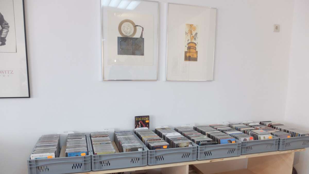 Es gibt auch 15000 CDs im Geschäft. Über den Boxen sind Bilder des Künstlers Roland Bentz aus Bietigheim-Bissingen, Radierungen und Materialdrucke.