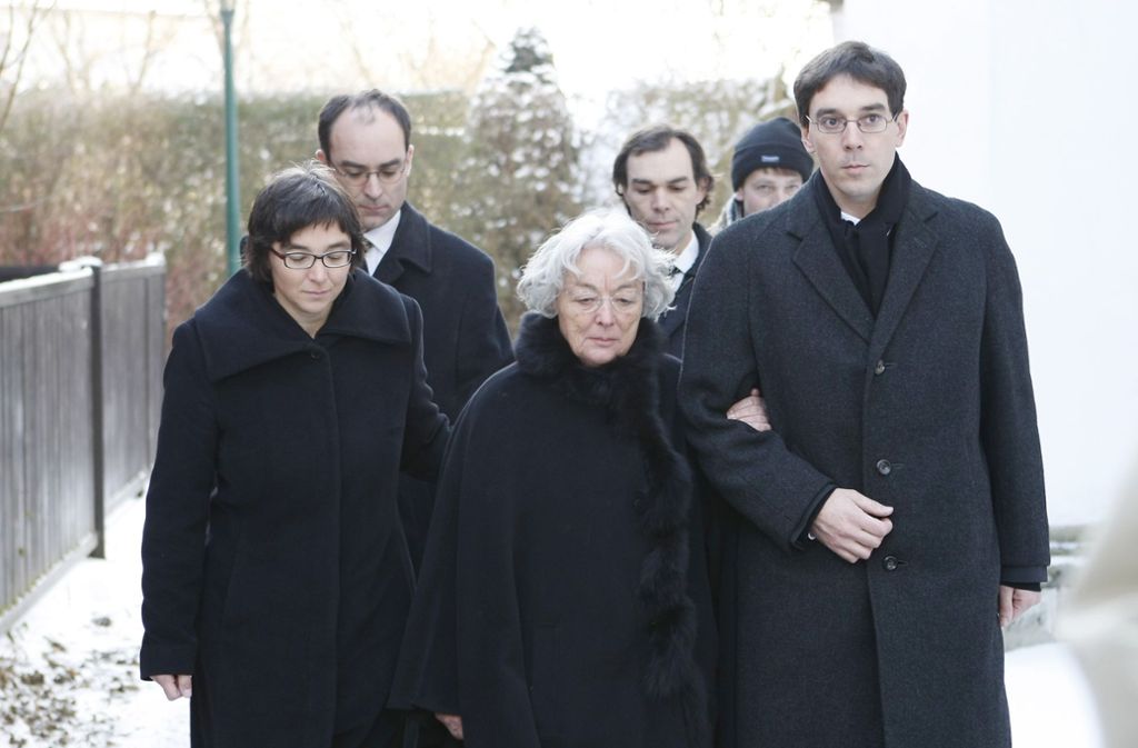 Jutta, Ludwig, Ruth, Philipp und Tobias Merckle (von links) auf dem Weg zum Trauergottesdienst für das Familienoberhaupt