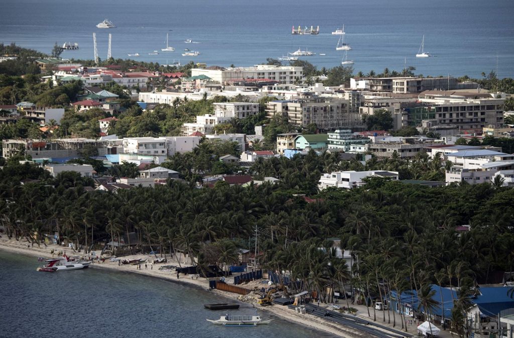 Auf Boracay sollen unter anderem viele Hotels, Restaurants und Geschäfte ihr Abwasser samt Fäkalien jahrelang einfach ins Meer geleitet haben.