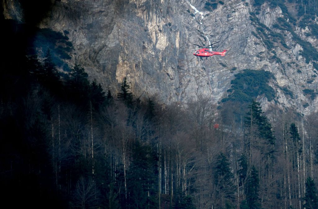 Ein Hubschrauber fliegt am 2. Januar am Jochberg-Massiv entlang.