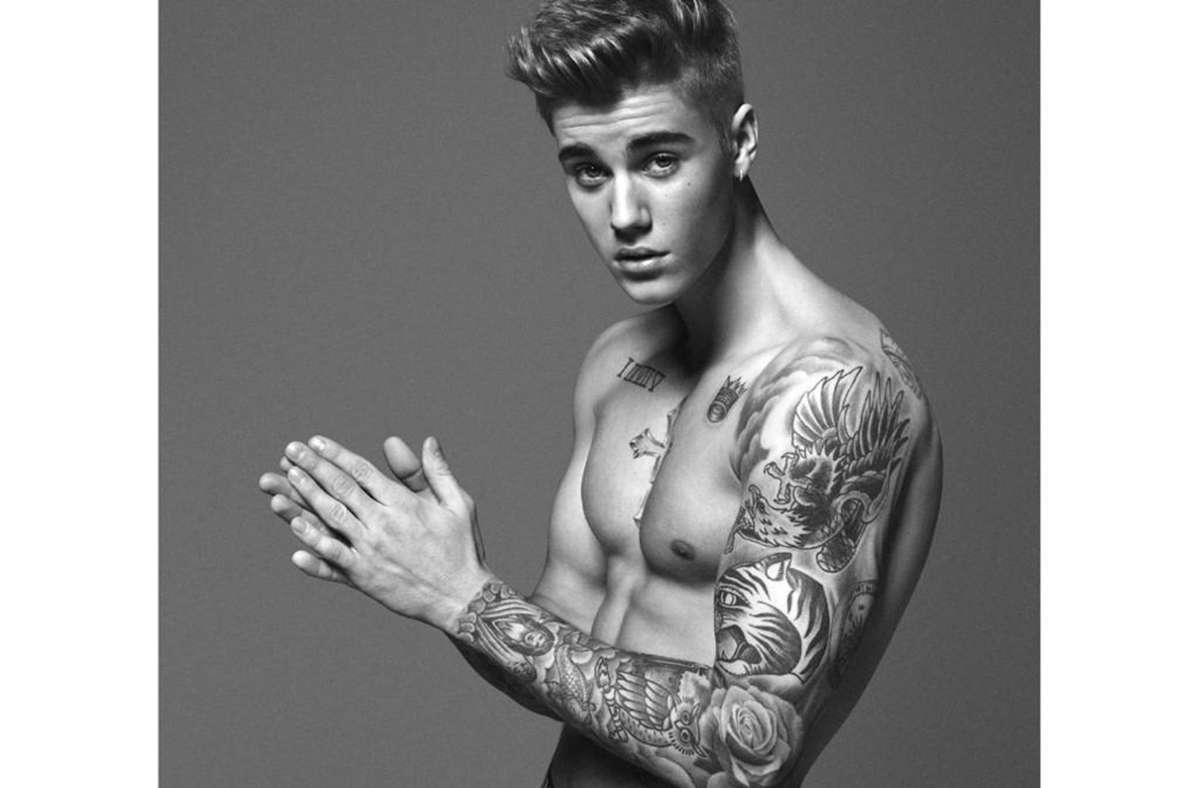 Und jetzt ein bisschen David Beckham: Justin Bieber als Model für Calvin Klein. Der Katzenbuckel ist wohl der Tatsache geschuldet, dass nur in dieser Haltung die Muskeln besser zur Geltung kommen.