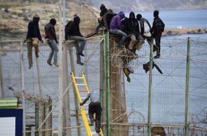 Der Grenzzaun  vor der spanischen Exklave Melilla in Nordafrika: für Migranten gibt es hier kein Durchkommen, für den Warenverkehr gelten andere Regeln. Foto: Getty Images Europe