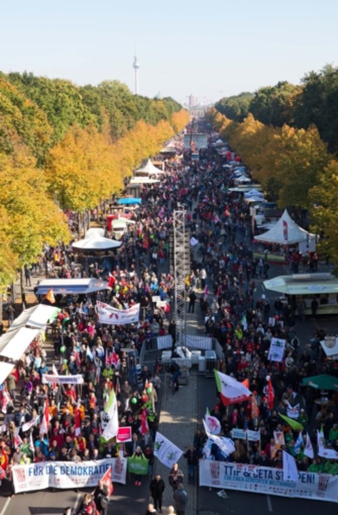 Demos in Berlin geraten gerne groß. Die Polizei zählte 45 000 Demoteilnehmer, die Organisatoren ...