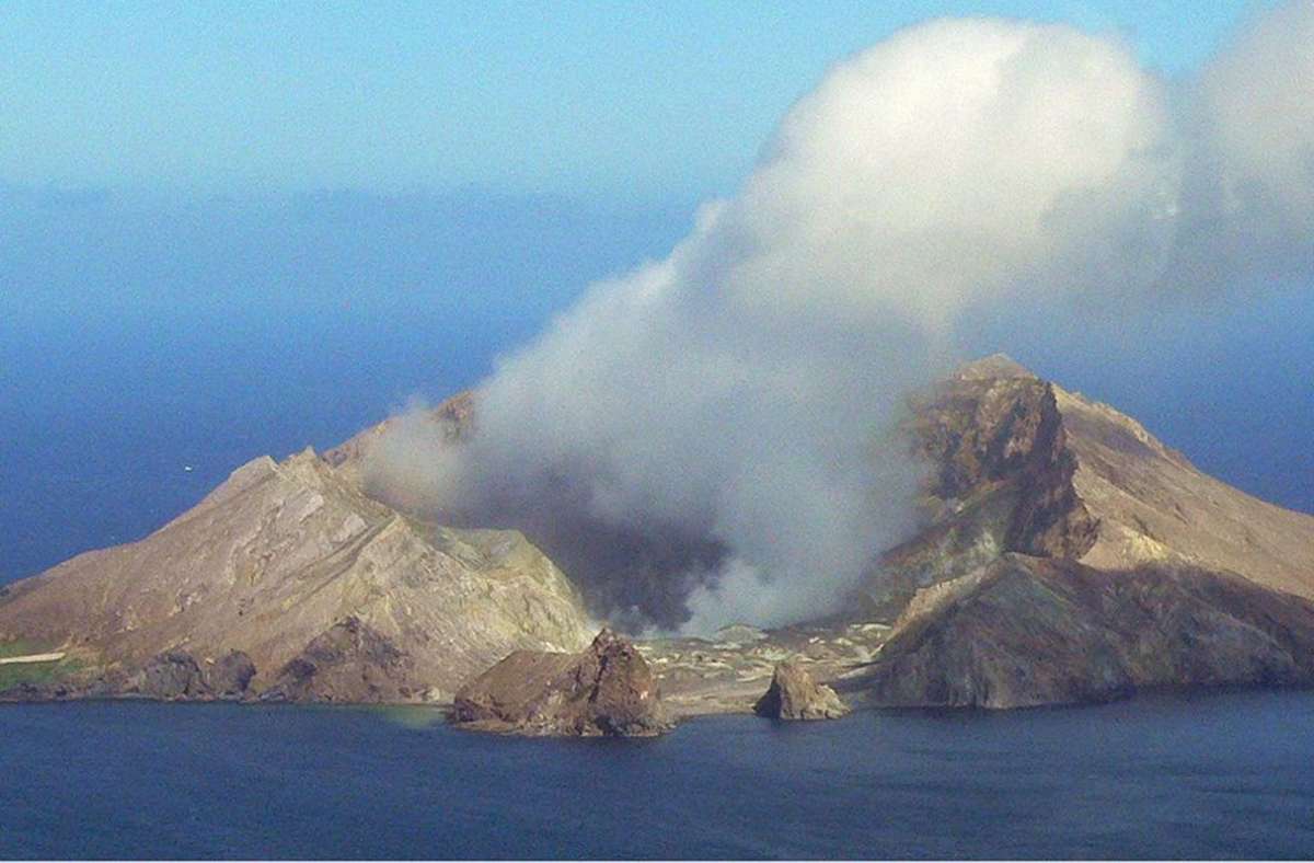 Der Vulkan weist die Form eines Kreises auf, hat einen Durchmesser von rund zwei Kilometer und erhebt sich 321 Meter über den Meeresspiegel. Allerdings ist dies nur die Spitze eines viel größeren submarinen Berges, der etwa 1600 Meter über den Meeresboden ansteigt.