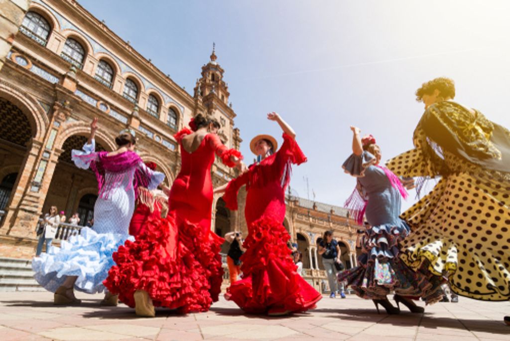 Flamenco wird zu Ostern nicht nur - wie hier - auf den Straßen Sevillas getanzt. In ganz Spanien ruft man sich dabei "Feliz Pascua" zu.