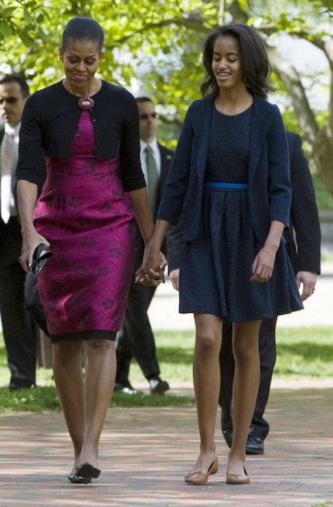 First Lady Michelle Obama (links) und Malia Obama (rechts) am 8. April 2012.