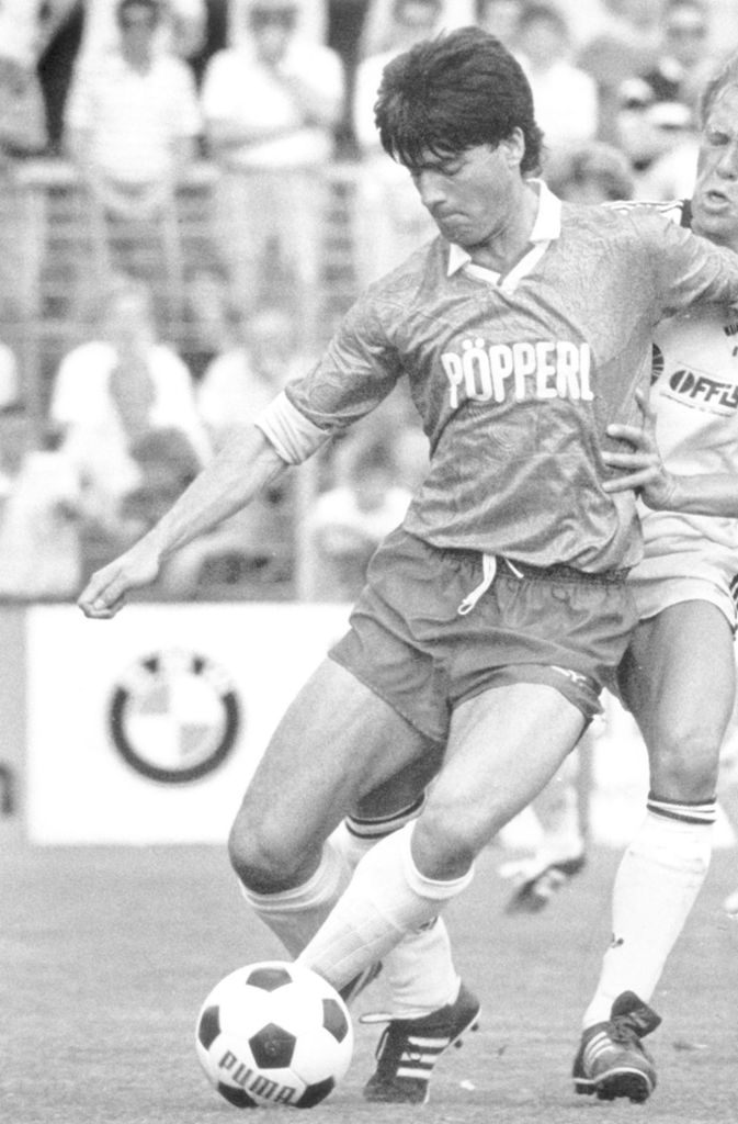 Geboren in Schönau im Schwarzwald, begann Joachim Löw seine Fußballer-Karriere beim SC Freiburg, der gerade in die 2. Liga aufgestiegen war. 71 Spiele und 18 Tore machte er von 1978 bis 1980 für die Breisgauer.