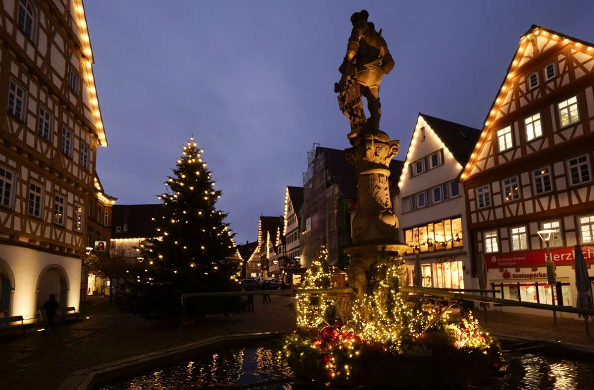 Neben dem traditionellen Weihnachtsbaum und der von der Stadt eingerichteten Giebelbeleuchtung in der Altstadt wurde der Marktplatz in diesem Jahr besonders festlich dekoriert.