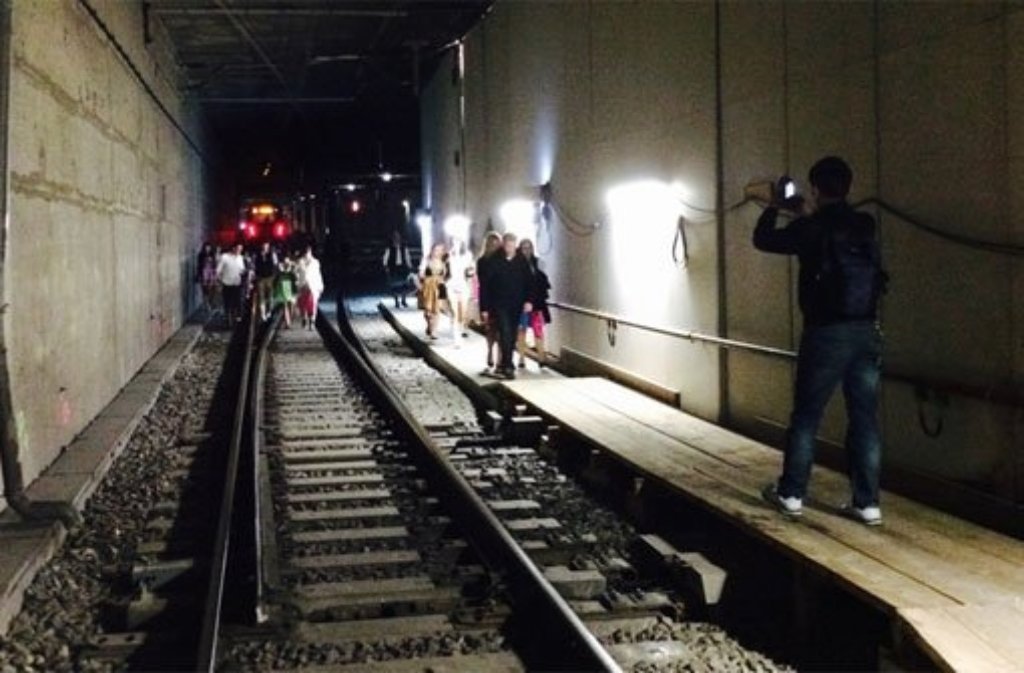29. April: Wegen einer Weichenstörung muss ein Zug der Linie S1 im Tunnel kurz vor dem Stuttgarter Hauptbahnhof halten. Nach einer Stunde können die Fahrgäste die Bahn verlassen und zu Fuß durch den Tunnel zur Haltestelle laufen. Hier geht es zum Artikel von damals.