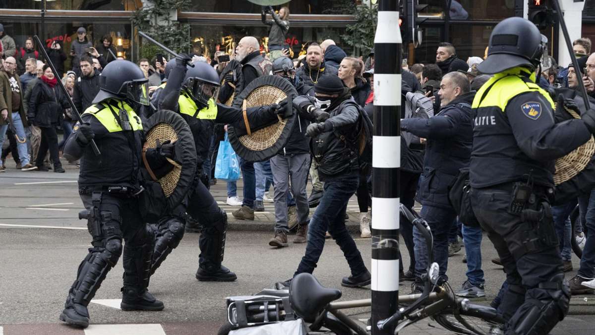 Amsterdam in den Niederlanden: Tausende demonstrieren gegen Corona-Lockdown