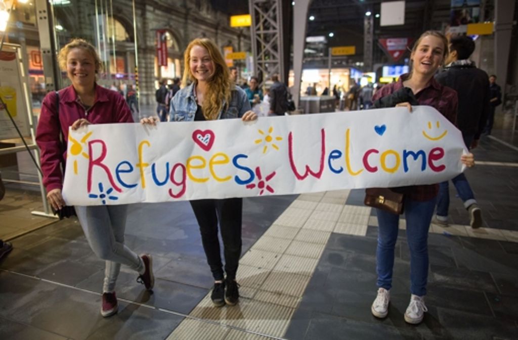 Frankfurt/Main: Diese jungen Frauen begrüßen die Ankommenden mit einem bunten Transparent.
