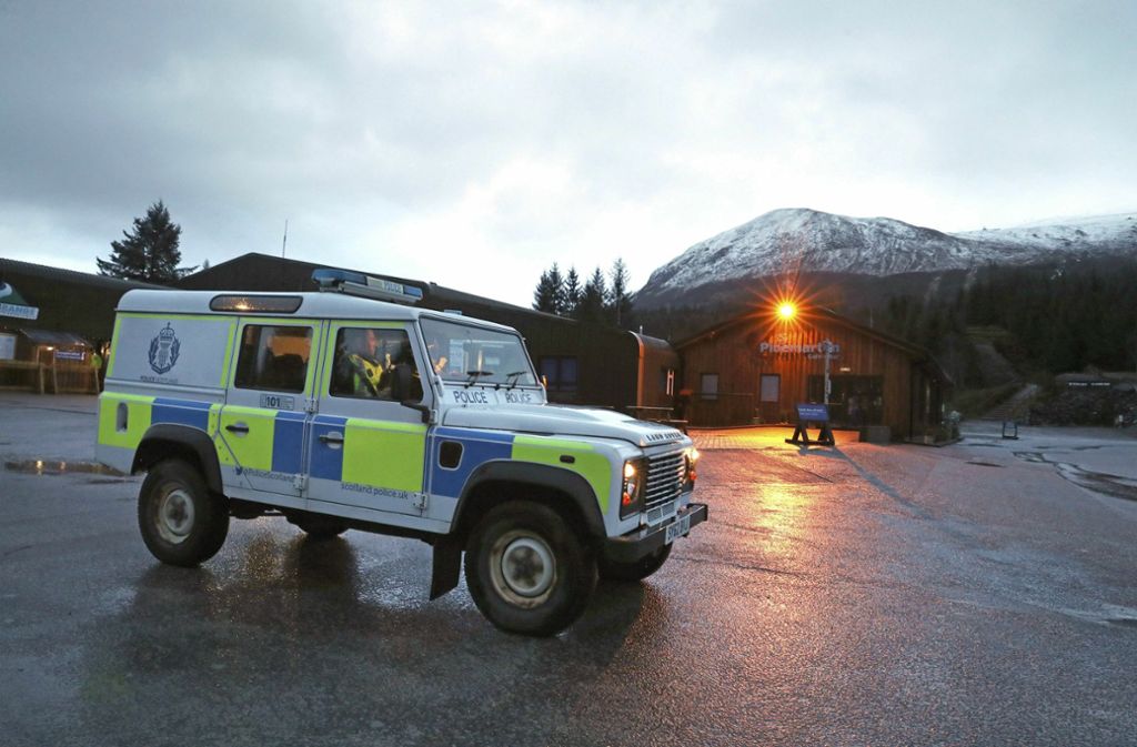 Ein Polizeiwagen steht am Nevis Range Mountain Resort. Im Hintergrund ist der berg Ben Nevis in den schottischen Highlands zu sehen.