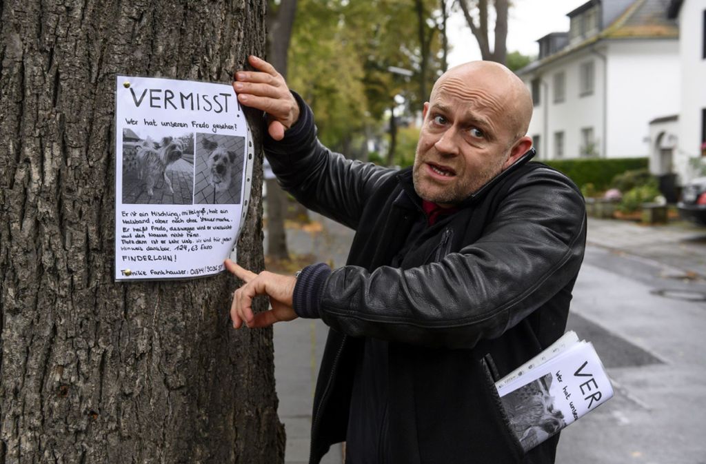 Familienhund Fredo ist verschwunden. Kurt Fankhauser (Jürgen Vogel) verteilt Flugblätter in der Stadt um ihn wiederzufinden.